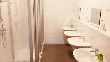 Ferienhaus | Waschbecken im Bad