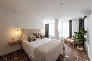 Deluxe Room | In-room safe, blackout drapes, soundproofing, free WiFi