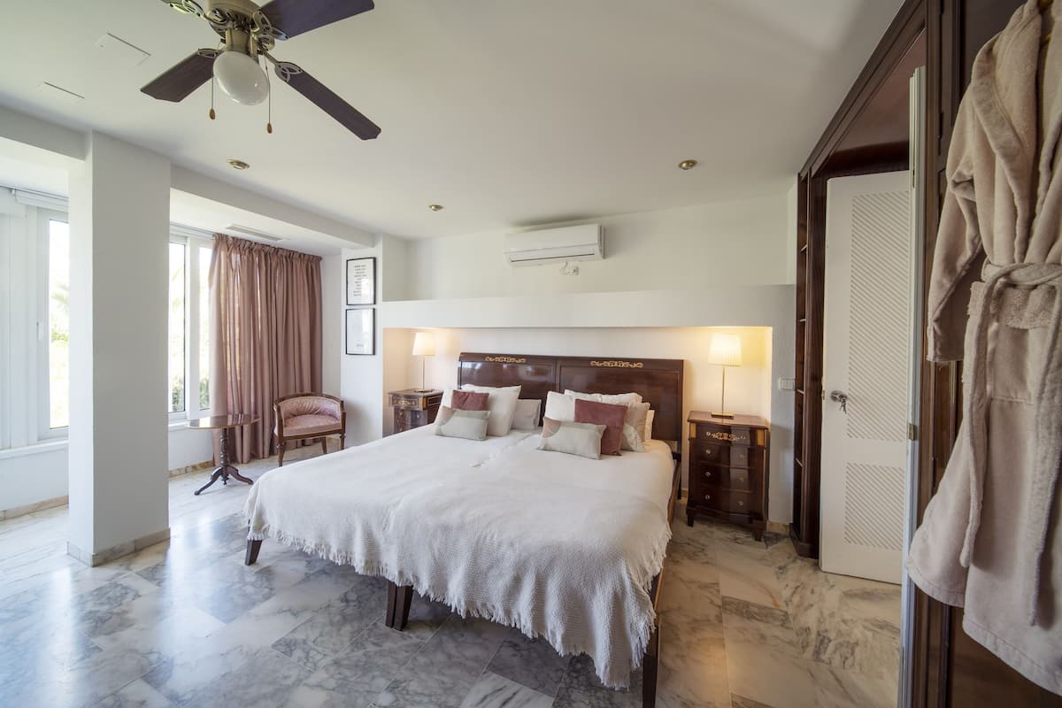 Suite, 1 King Bed | 1 bedroom, in-room safe, blackout drapes, soundproofing