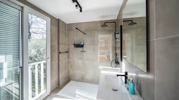 Twin kamer, privébadkamer | Badkamer | Gratis toiletartikelen, een haardroger, handdoeken