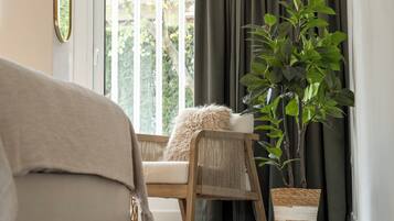 Rom – deluxe | Safe på rommet, blendingsgardiner, lydisolert og wi-fi (inkludert)