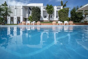Seasonal outdoor pool - B&B Arena Sevilla (Tomares)