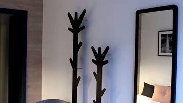 Skrivebord, strykejern/-brett, wi-fi (inkludert) og sengetøy