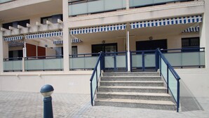 Un edificio con una escalera que conduce a una zona de acceso cubierta.