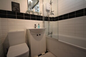 Suihkun ja ammeen yhdistelmä, hiustenkuivaaja, pyyhkeet, saippua