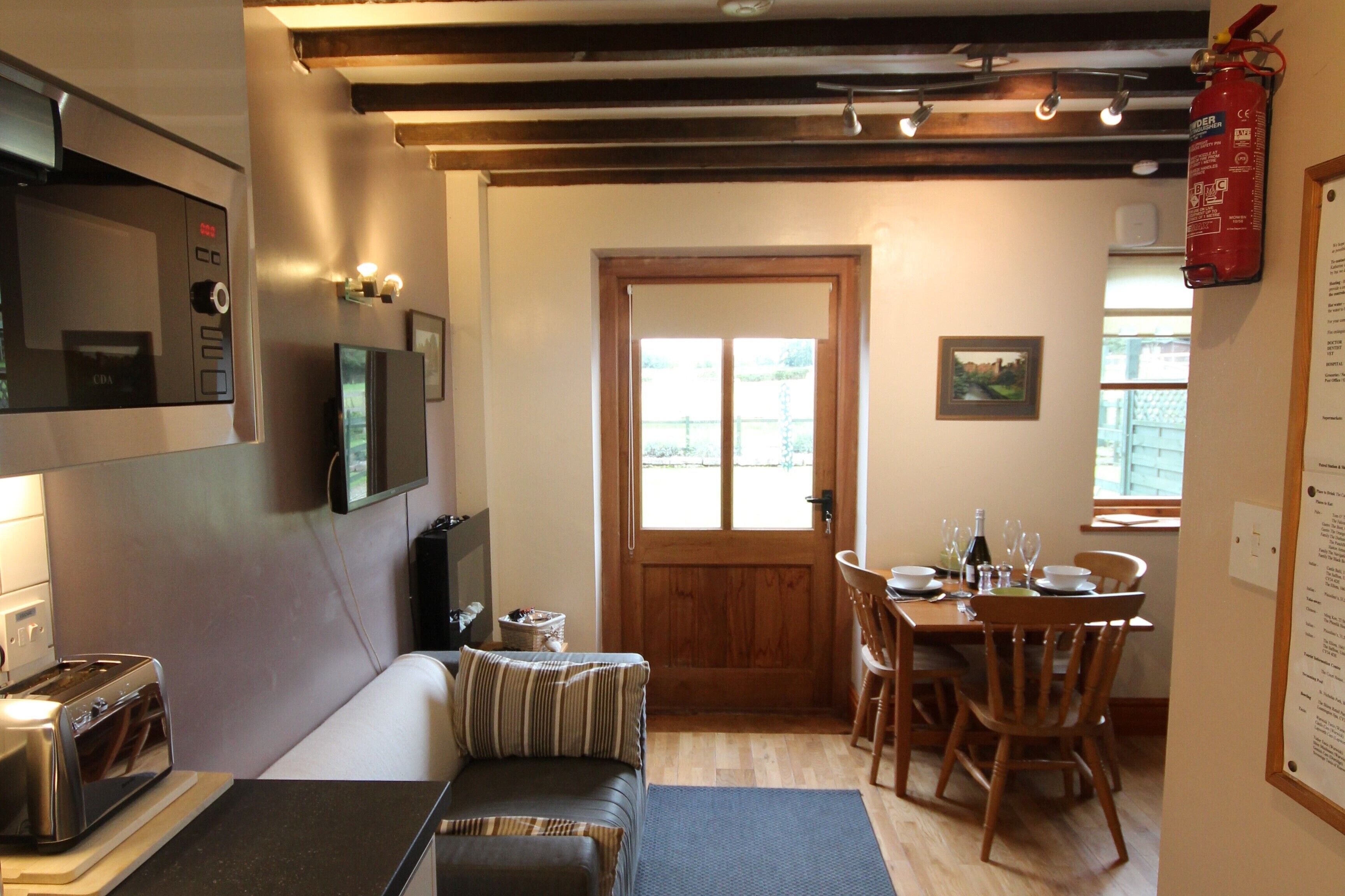 Älytelevisio, takka, DVD-soitin, kirjoja