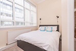 2 slaapkamers, een kluis op de kamer, een bureau