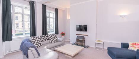 TV, bøker og stereoanlegg