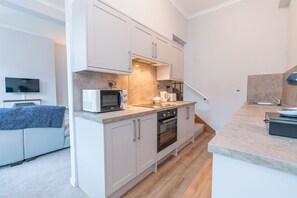 Fridge, microwave, oven, stovetop - Stylish Duplex Apartment In the Heart of Edinburgh (Edinburgh)