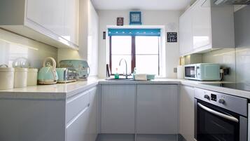 Apartment | Private kitchen | Full-size fridge, microwave, oven, stovetop