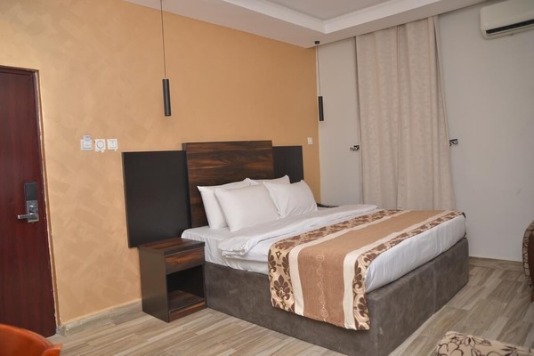 Royal Room | Desk, laptop workspace, blackout drapes, soundproofing