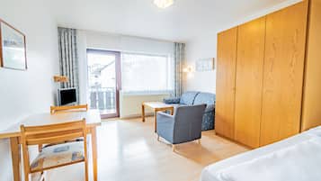 1 kamar tidur, brankas, meja kerja, dan ruang kerja ramah laptop