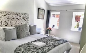 2 quartos, ferros/tábuas de passar roupa, berço de viagem