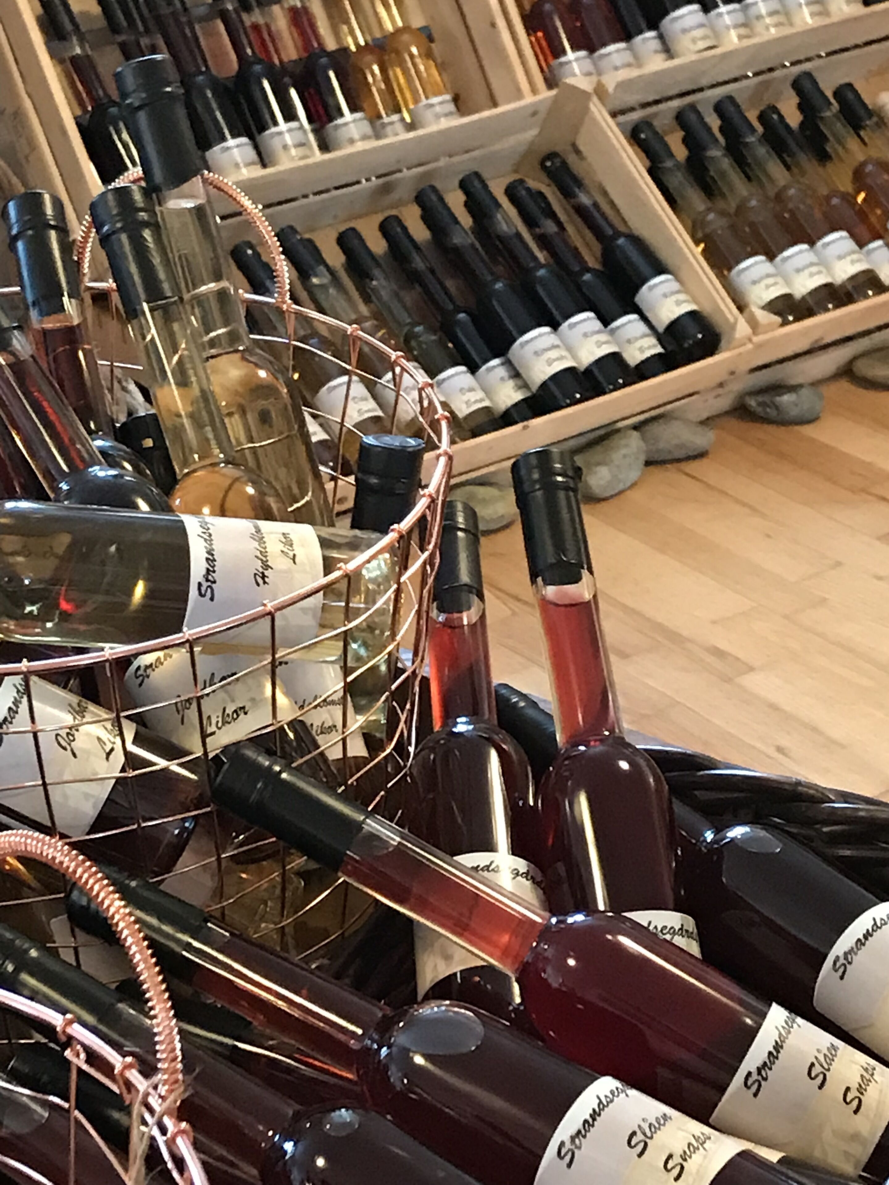Un meuble à bouteilles contenant différentes sortes de vin.