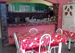 Desayuno completo diario (USD 5 por persona)