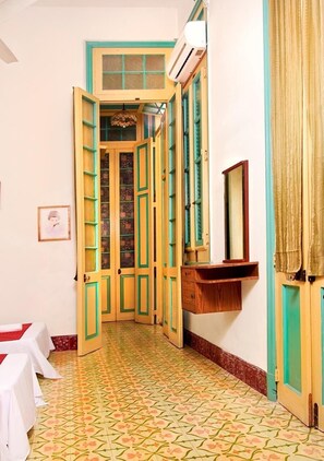 Comfort Triple Room | Minibar, in-room safe, individually decorated, individually furnished