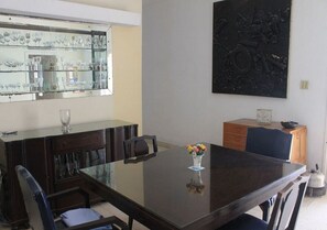 Petit déjeuner complet (5 USD par personne)