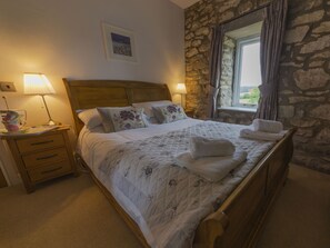 9 bedrooms, iron/ironing board, travel cot, Internet