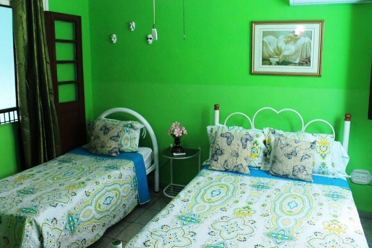 ห้องเอลีททริปเปิล | มินิบาร์, ตู้นิรภัยในห้องพัก, เตารีด/โต๊ะรีดผ้า