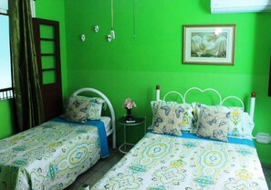 ห้องเอลีททริปเปิล | มินิบาร์, ตู้นิรภัยในห้องพัก, เตารีด/โต๊ะรีดผ้า