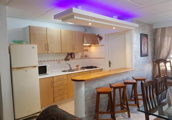 Réfrigérateur, micro-ondes, plaque de cuisson, cafetière/bouilloire