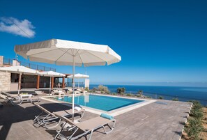 Outdoor pool, pool umbrellas, pool loungers - Eolos (Malevizi)