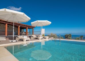 Outdoor pool, pool umbrellas, pool loungers - Eolos (Malevizi)