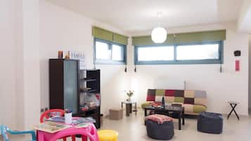 Villa (4 Bedrooms) | Stue | 32-tommers tv med satellitkanaler
