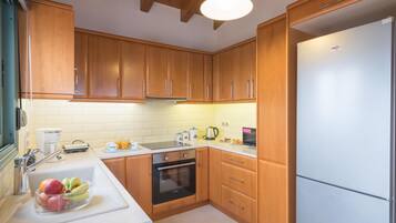 Villa Panoramique, 3 chambres, piscine privée, vue mer | Cuisine privée | Grand réfrigérateur, micro-ondes, four, plaque de cuisson