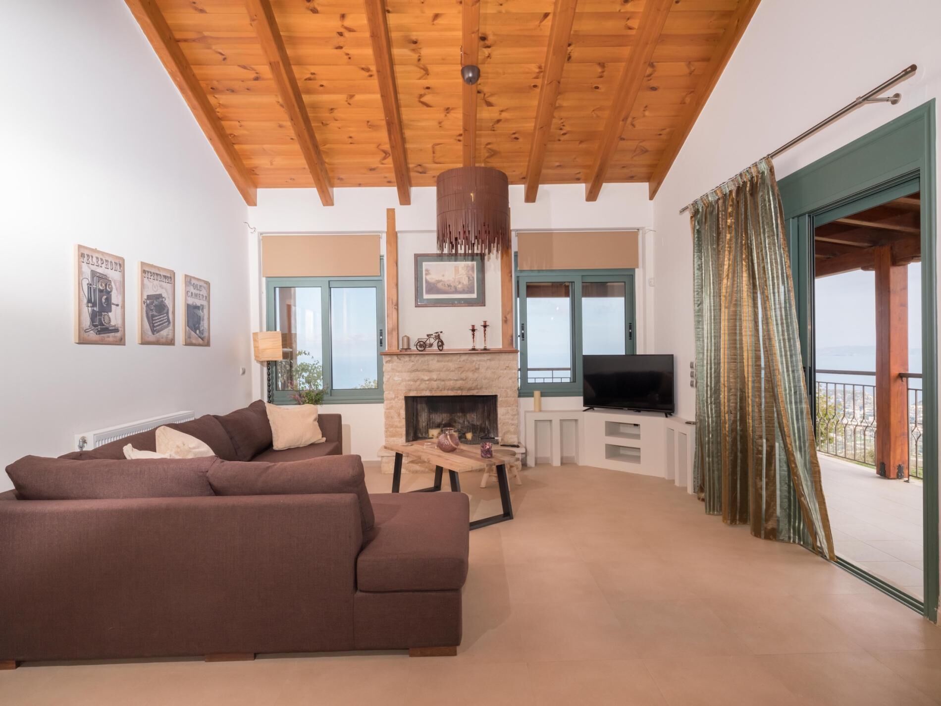 فيلا (4 Bedrooms) | غرفة المعيشة | تلفزيون بحجم 32-بوصة يعرض قنوات فضائية