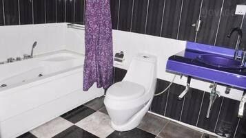 Basic Room | Bathroom | Shower, free toiletries, towels