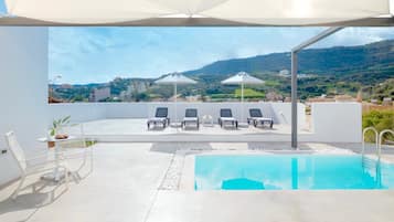 Piscine extérieure, parasols de plage, chaises longues