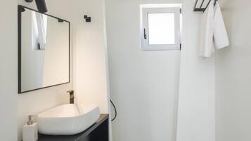 Villa Design, 2 chambres, piscine privée | Salle de bain | Douche, sÚche-cheveux, serviettes fournies