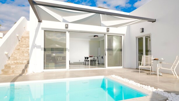 A modern house with a swimming pool, a covered patio, and a staircase leading to an upper level. - Paradiso II (Malevizi)
