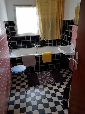 Baignoire, serviettes fournies