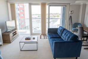 Apartamento superior | Zona de estar | Una Smart TV