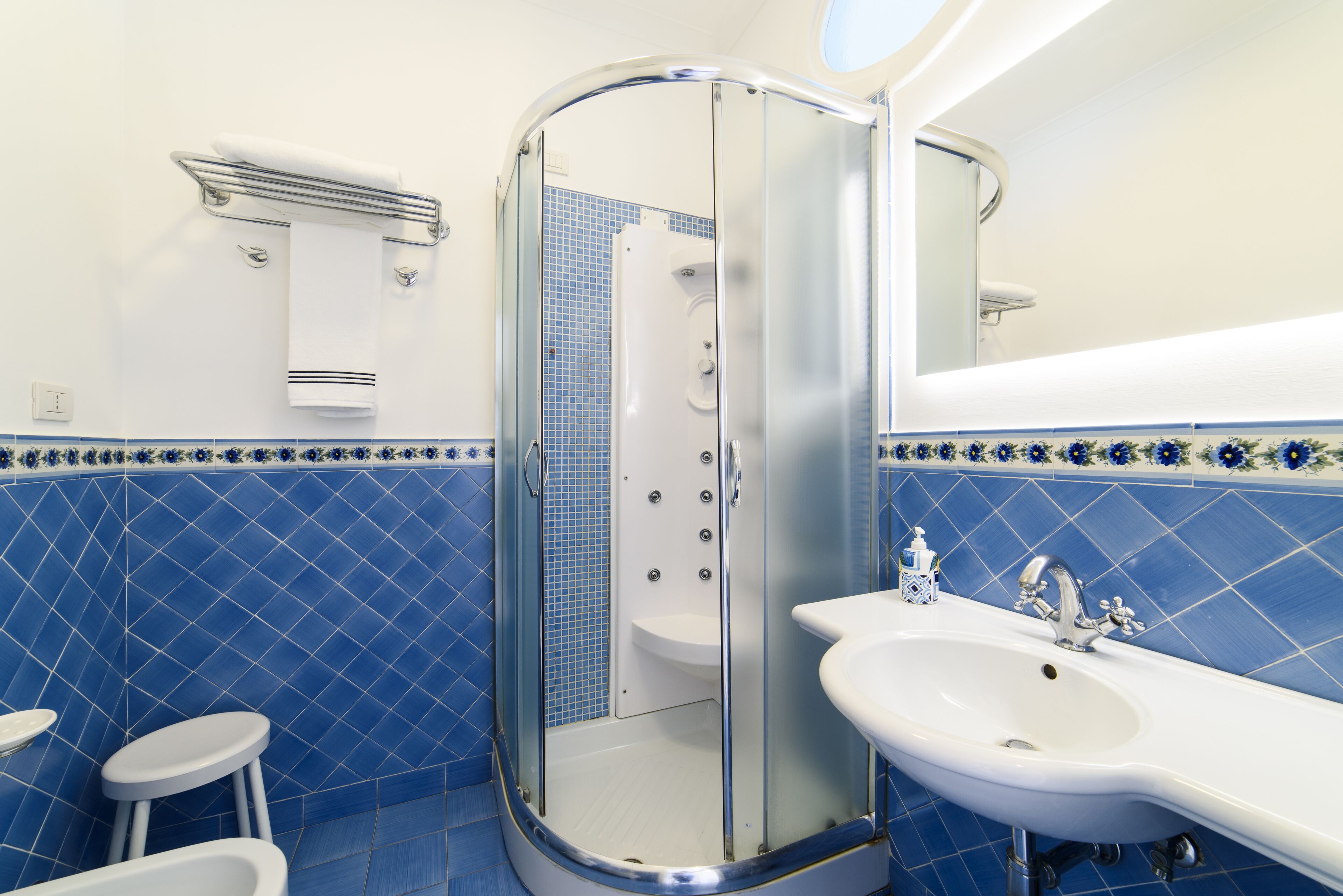 Ein Badezimmer mit Duschkabine, Waschbecken und Toilette.