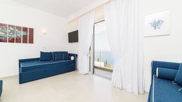 Junior Suite Deluxe, Terrazzo Vista Mare | Minibar, individually decorated, individually furnished, desk
