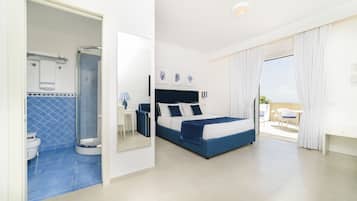 Junior Suite Deluxe, Terrazzo Vista Mare | Minibar, individually decorated, individually furnished, desk