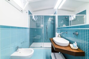 Junior Suite Deluxe, Terrazzo Vista Mare | 浴室 | 淋浴設備、免費盥洗用品、吹風機、拖鞋