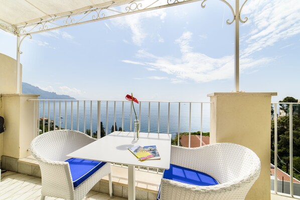 Junior Suite Deluxe, Terrazzo Vista Mare | Minibar, individuell dekoriert, individuell eingerichtet, Schreibtisch