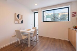 Dining - Modern Bright Studio w/ Terrace by HostWise (Porto)