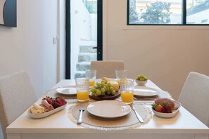Dining - Modern Bright Studio w/ Terrace by HostWise (Porto)