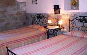1 bedroom, travel cot, WiFi, bed sheets - CHERRY HOUSE T1 2 PAX (Gouveia)