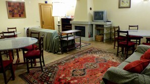 TV, caminetto
