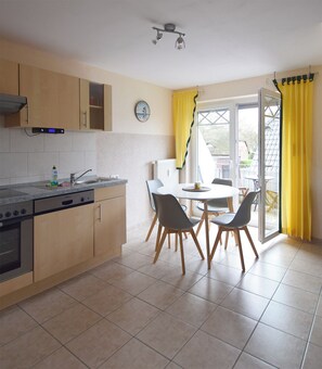 Fridge, oven, stovetop, dishwasher - Cozy maisonette apartment for max. 4 pers, 2 bedrooms, balcony, WLAN (Prerow)