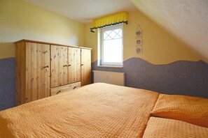 2 bedrooms, travel crib, free WiFi - Cozy maisonette apartment for max. 4 pers, 2 bedrooms, balcony, WLAN (Prerow)