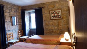 1 bedroom, travel cot, WiFi, bed sheets - FEITOR'S HOUSE - 6 PAX (Gouveia)