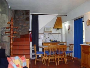 Fridge, microwave, oven, coffee/tea maker - FEITOR'S HOUSE - 6 PAX (Gouveia)