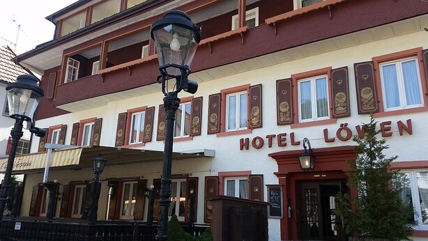 A hotel with a traditional facade, multiple windows, and a sign reading "HOTEL LÖWEN". - Hostel zum Löwen (Todtmoos)